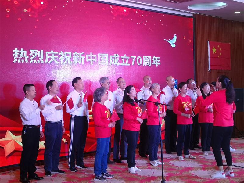 离退休职工合唱《唱支上个给党听》和《没有共产党就没有新中国》