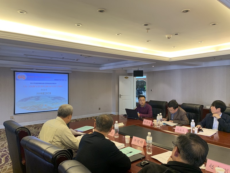 项目负责人王伟在验收会上汇报项目情况