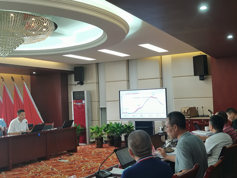 尹川在评审会上做汇报_副本